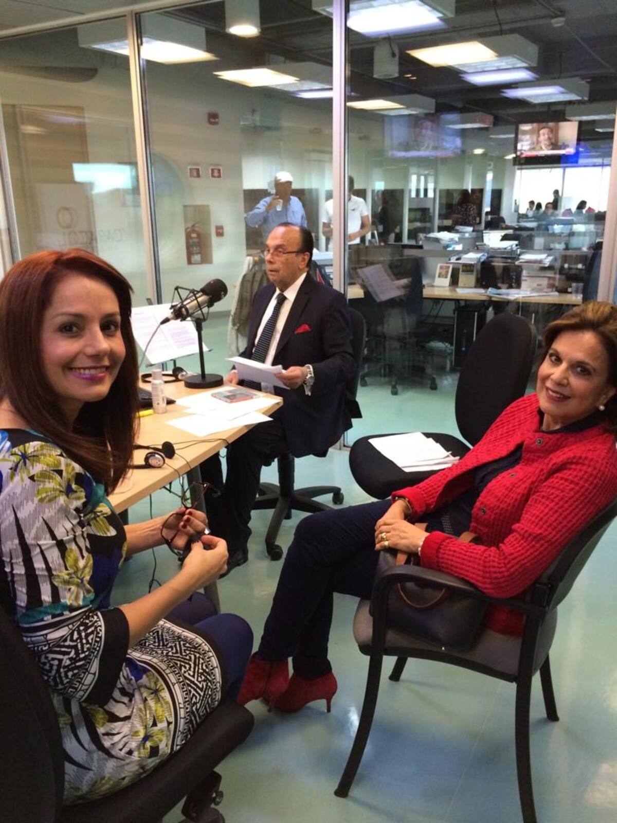 Tras dos décadas de estar inundando de humor a los colombianos, el admirado periodista se retira de La Luciérnaga, vea como desarrolla su último programa.