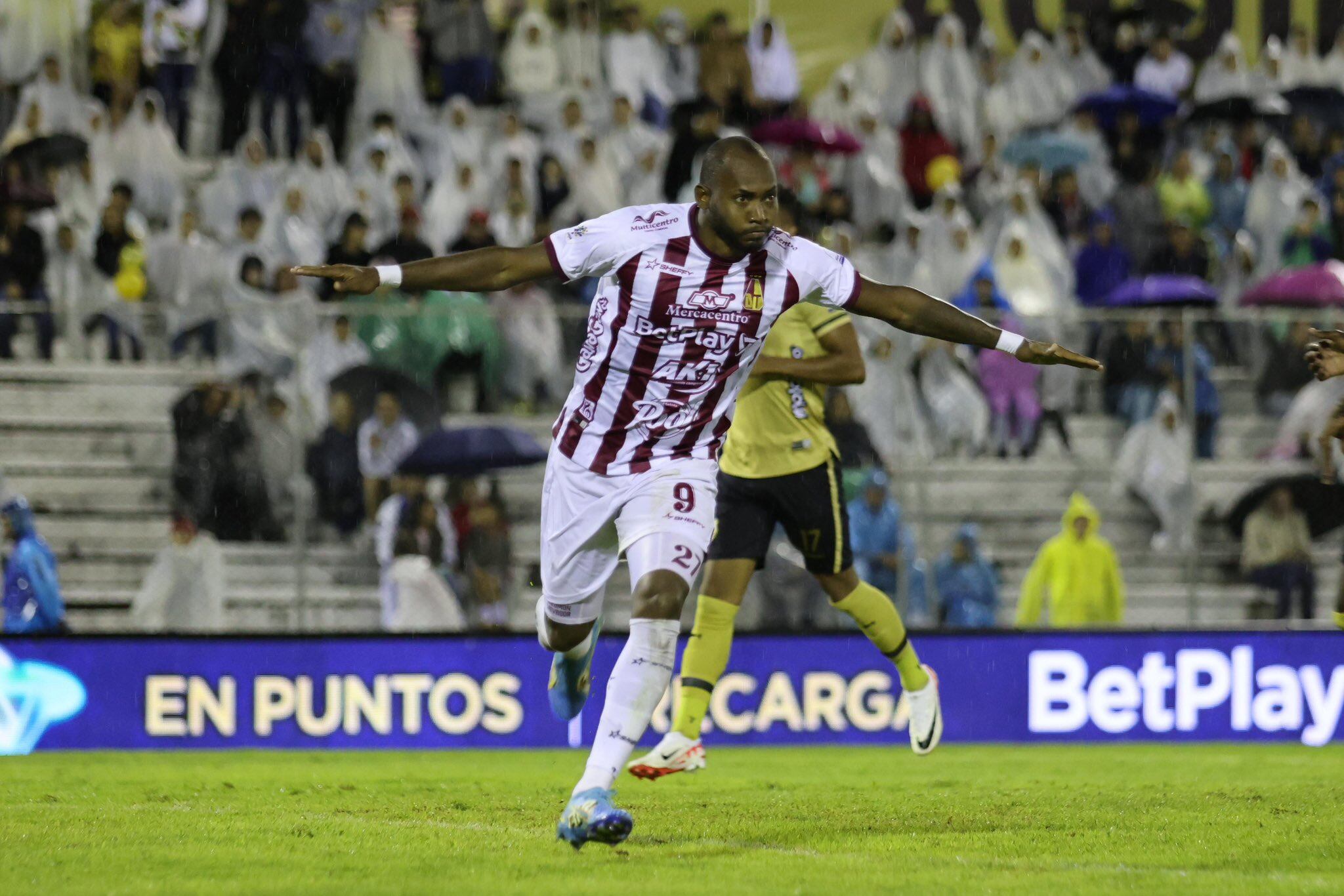 Diego Herazo celebra uno de sus tres goles ante Águilas Doradas / Twitter: @cdtolima.