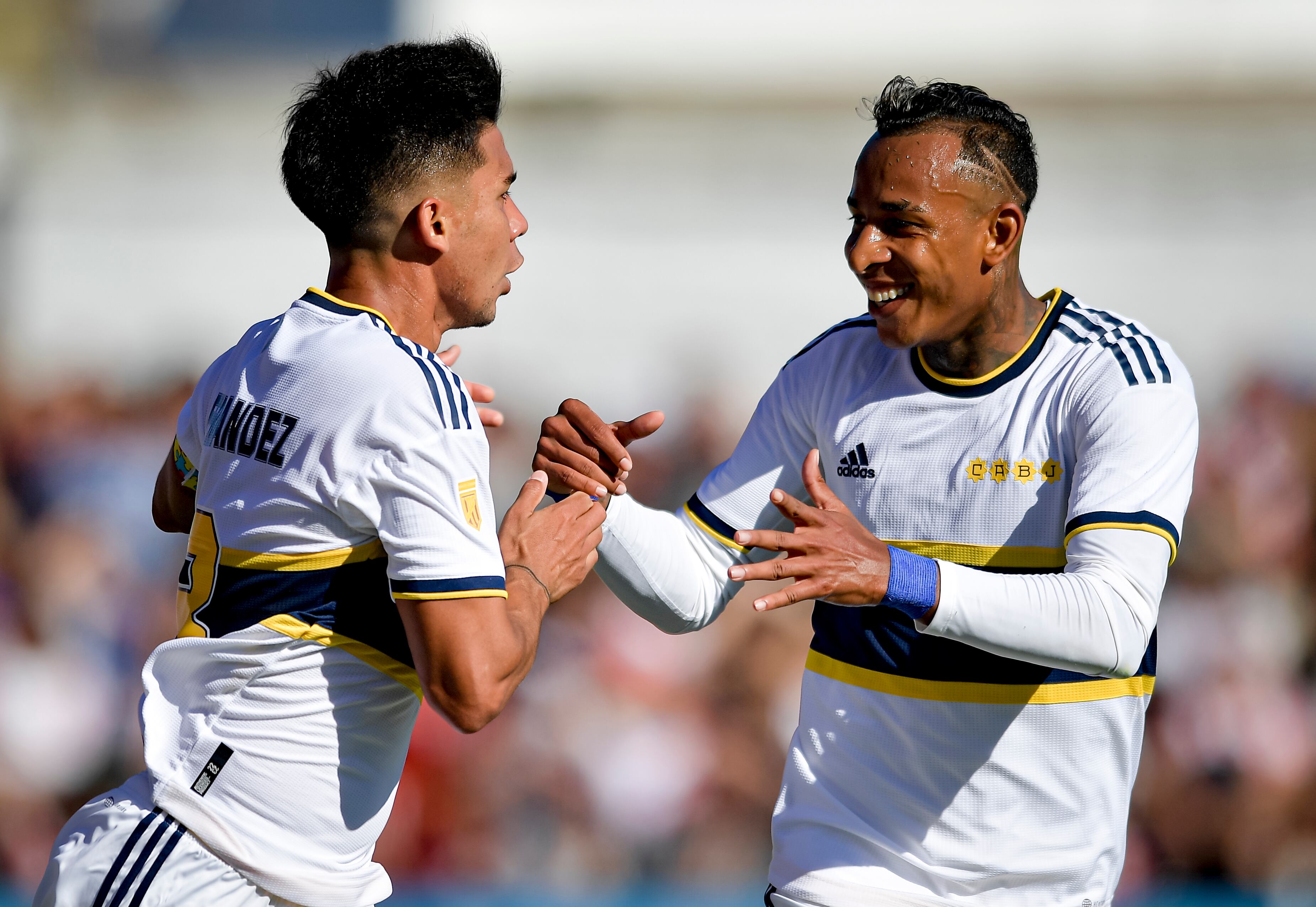 Guillermo Fernandez junto con Sebastián Villa en la victoria de Boca Juniors. (Photo by Marcelo Endelli/Getty Images)