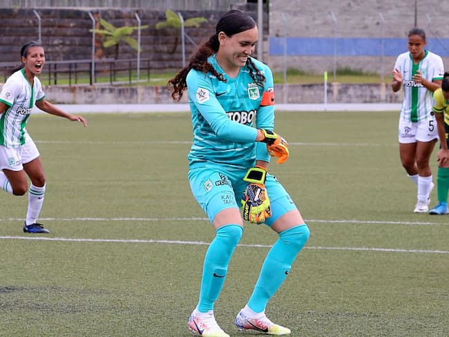 Katherine Tapia, la primera arquera en anotar gol en el fútbol colombiano
