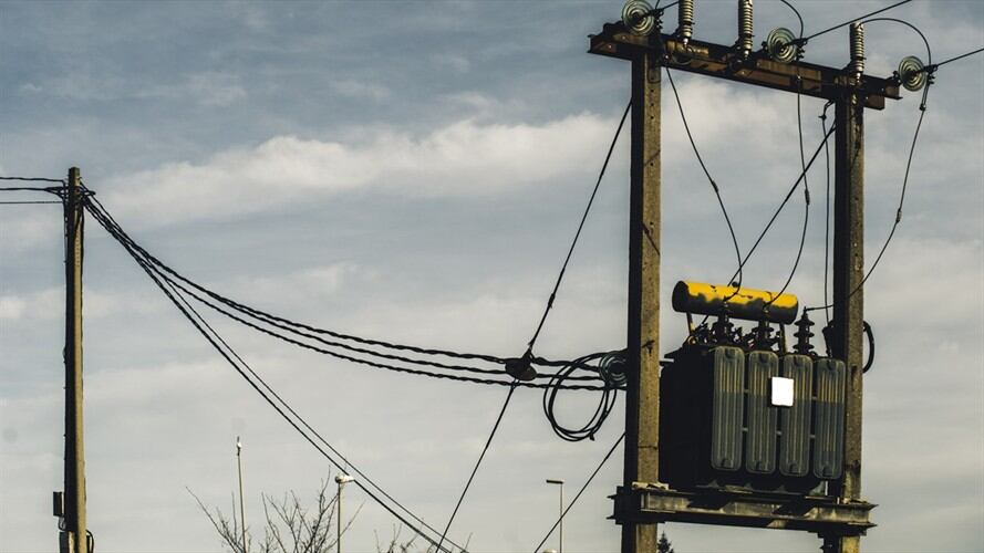 Sujetos desconocidos activaron una carga explosiva que produjo daños de consideración y fallas en el servicio de energía. Foto: Getty Images