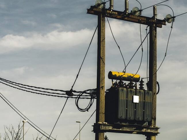 Sujetos desconocidos activaron una carga explosiva que produjo daños de consideración y fallas en el servicio de energía. Foto: Getty Images