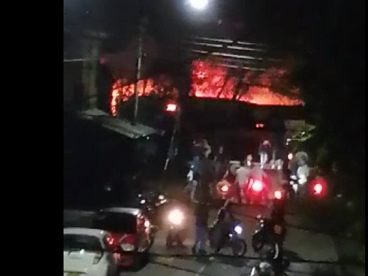 Parqueadero del tránsito incendiado en Candelaria