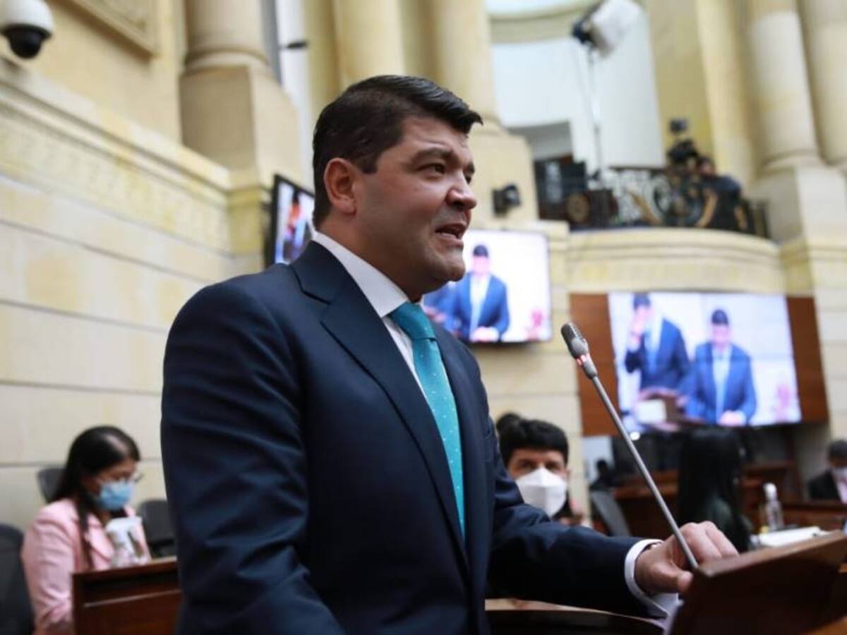 Tras hospitalización, el presidente del Senado retorna a su puesto