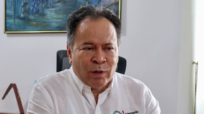 AME2043. CÚCUTA (COLOMBIA), 17/01/2025.- El gobernador del departamento de Norte de Santander, William Villamizar, habla durante entrevista con EFE este viernes, en Cúcuta (Colombia). La región del Catatumbo, en el noreste de Colombia y fronteriza con Venezuela, vive desde hace décadas entre el conflicto armado y el olvido estatal, pero no por eso se acostumbra a la violencia como la que volvió a estallar esta semana entre la guerrilla del Ejército de Liberación Nacional (ELN) y disidentes de las FARC con enfrentamientos que dejan más de 30 muertos. EFE/ Mario Caicedo