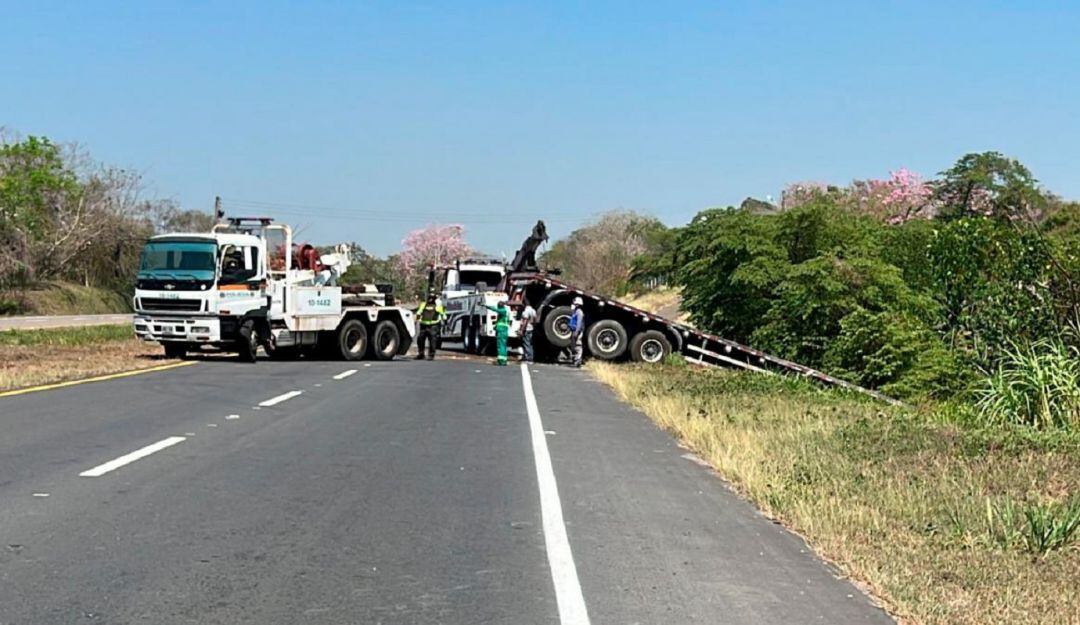 En el incidente también resultaron heridos cuatro personas más que se encontraban en el tráiler como polizones