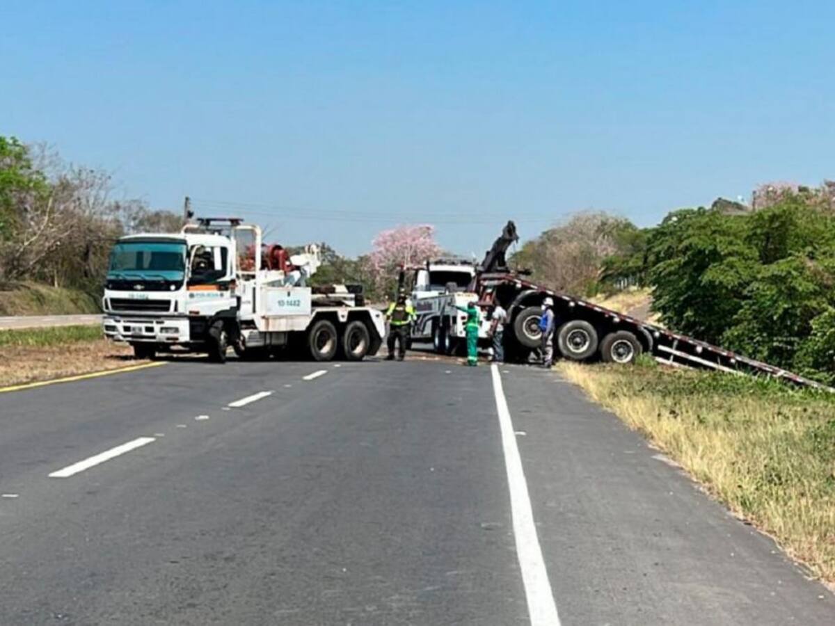 Murió una mujer por volcamiento de un tractocamión en Turbana
