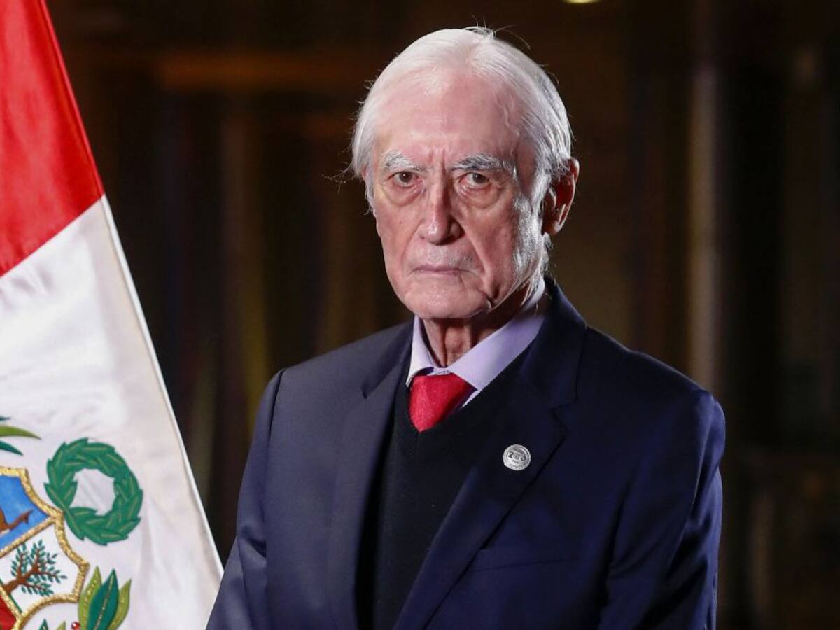 El canciller de Perú renunció a menos de un mes de asumir el cargo