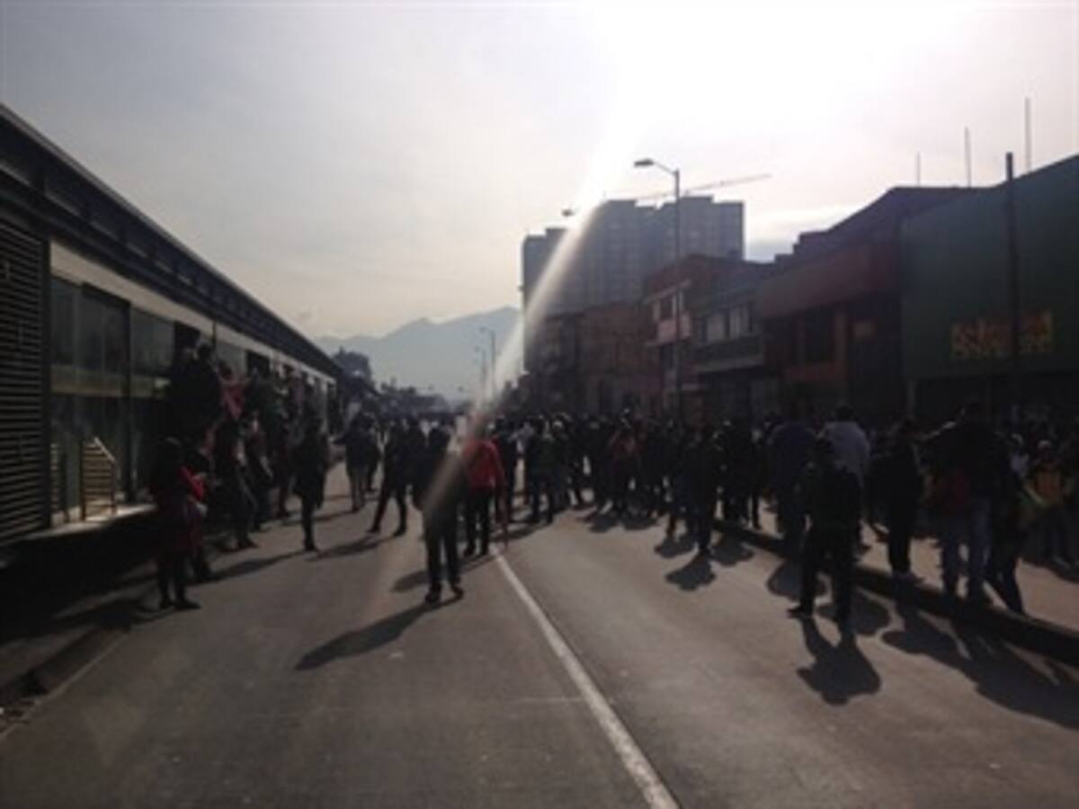 Policía levanta bloqueos en la avenida Caracas