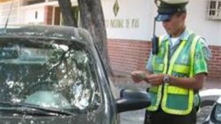 Mujer que huyó de la Policía dice que lo hizo por acoso de los úniformados