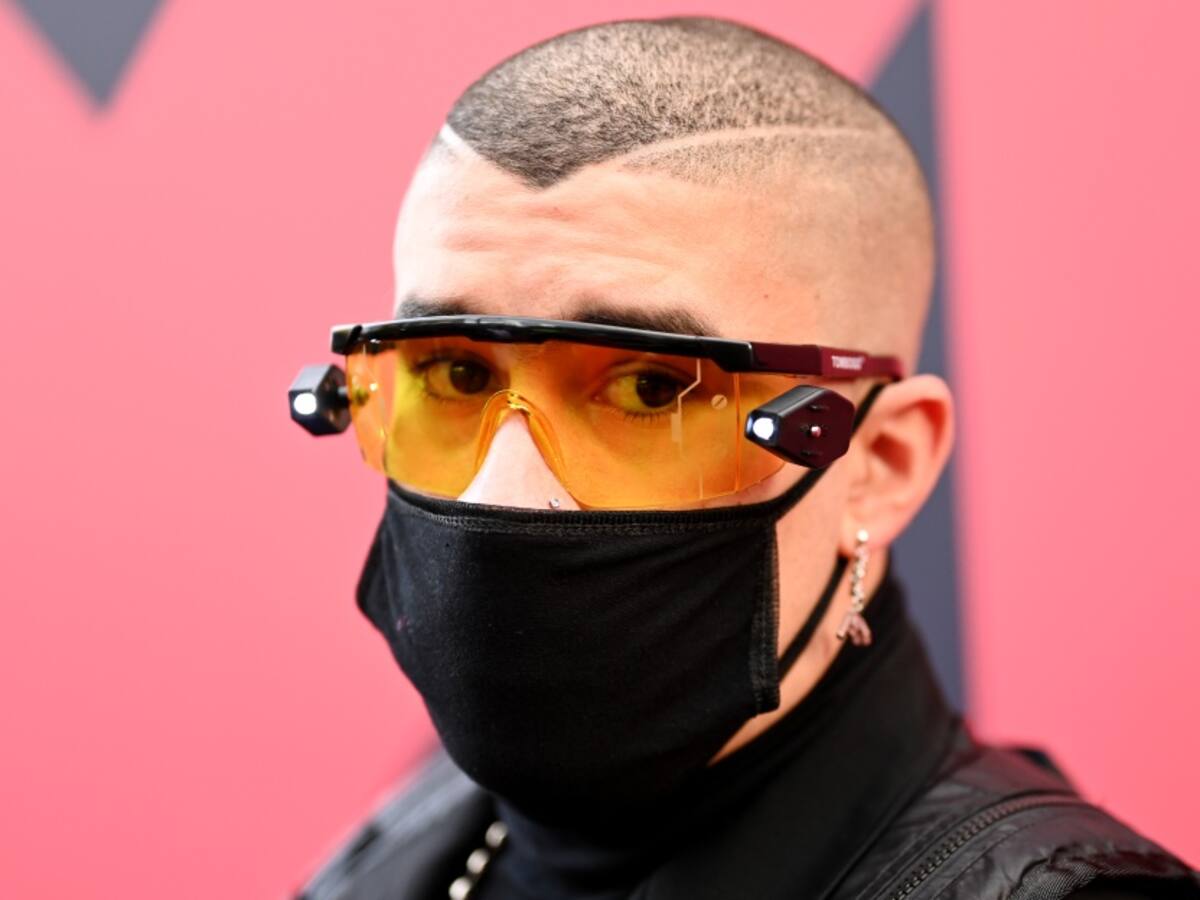 Con bigote y peluquín, Bad Bunny sorprende en nuevo video