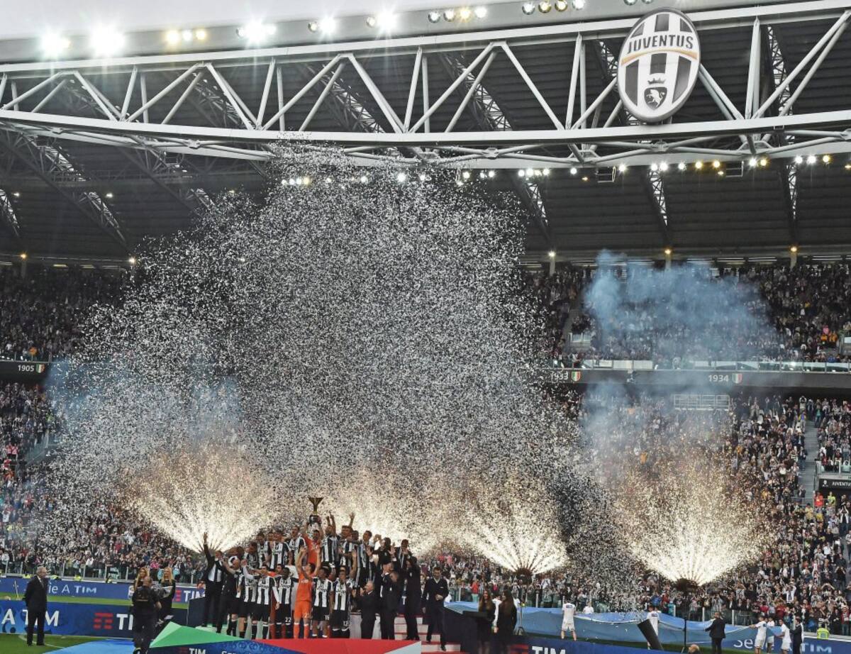 Entrega del trofeo de la Serie A en el Juventus Stadium.
