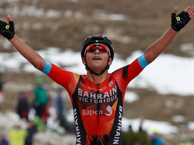 Santiago Buitrago festeja su victoria en la etapa 19 del Giro de Italia. (Photo by ROBERTO BETTINI/AFP via Getty Images)