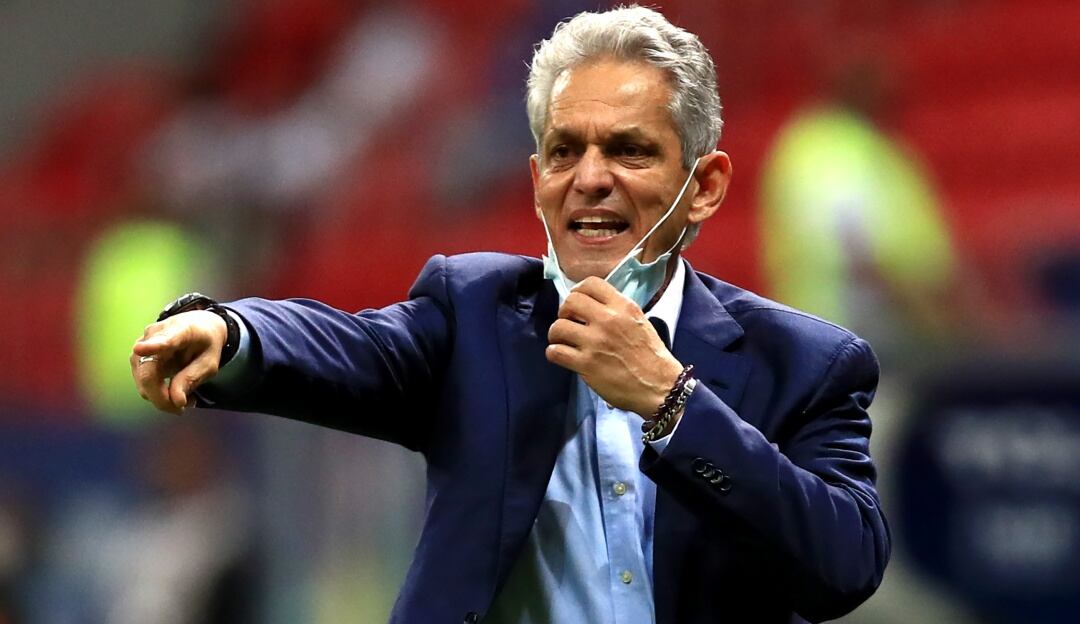 Reinaldo Rueda dando indicaciones en el partido Colombia vs Uruguay de la Copa América 2021