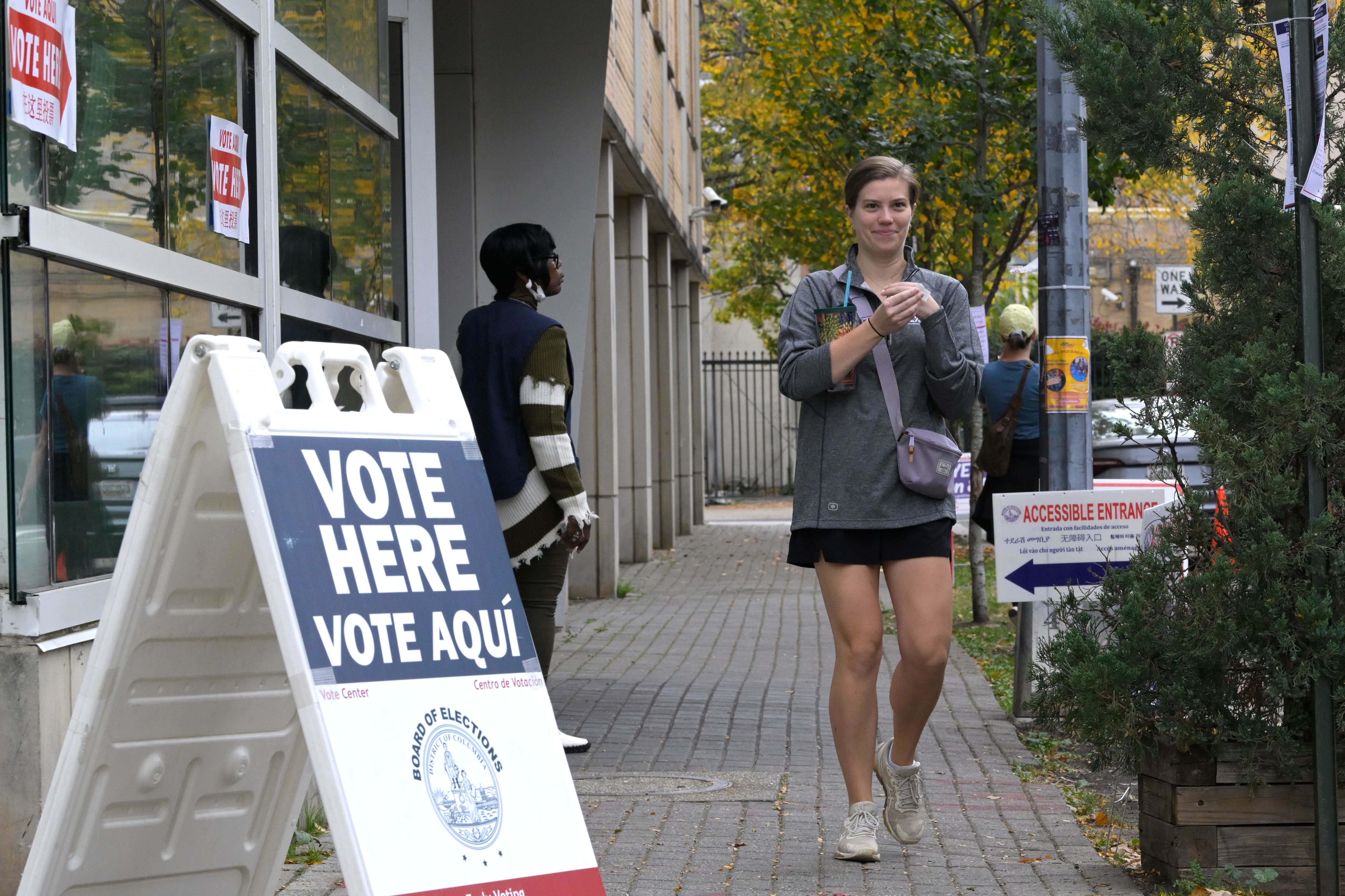 USA8490. WASHINGTON (ESTADOS UNIDOS), 01/11/2024.- Una mujer camina junto al Centro de votaciones del Centro Comunitario Columbia Heights, en Wahington (Estados Unidos). Más de 64 millones de estadounidenses han emitido ya su voto de forma anticipada, en persona o por correo, antes de la jornada electoral del próximo martes en EE.UU., de acuerdo con datos de la cadena NBC. EFE/Lenin Nolly