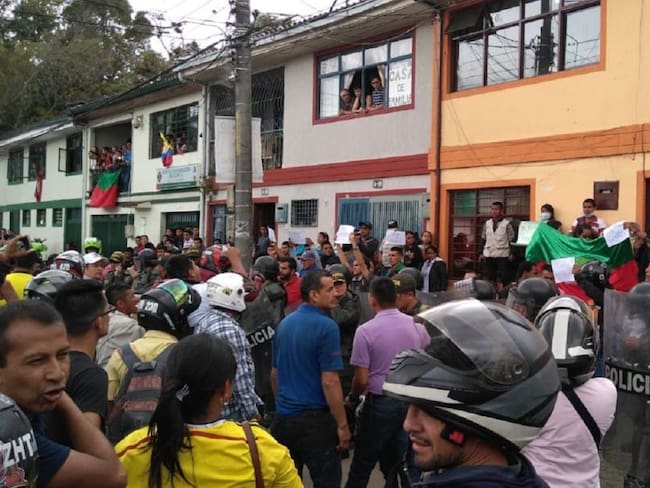 Ciudadanos opositores a la minga atacaron sede del CRIC en Popayán