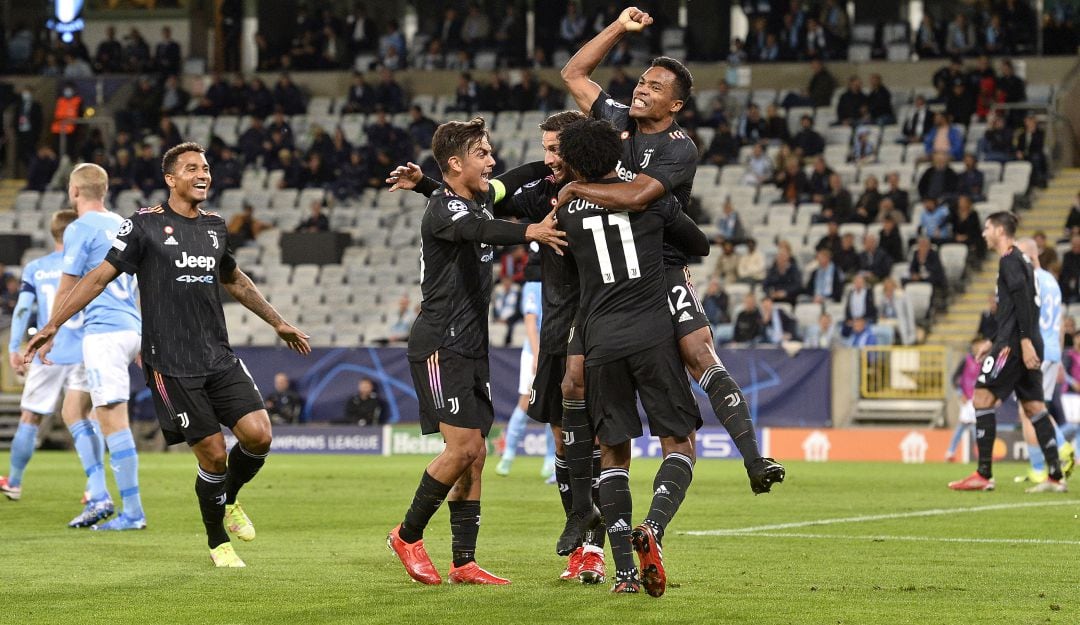 Juan Guillermo Cuadrado celebra junto a Alex Sandro el primer gol de la Juventus.