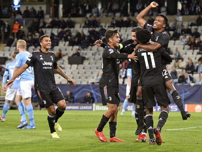 Juan Guillermo Cuadrado celebra junto a Alex Sandro el primer gol de la Juventus.