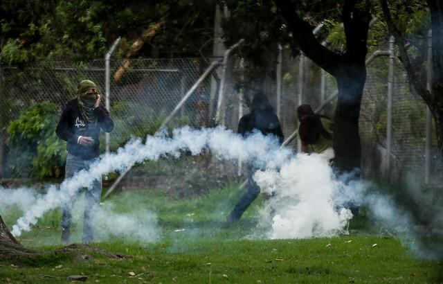 Encapuchados en la sede de Bogotá de la Universidad se enfrentaron al ESMAD.