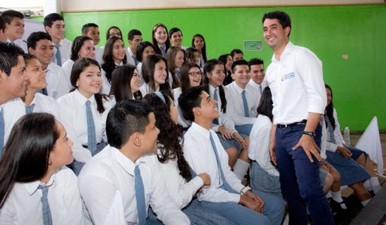 El viceministro de educación, Víctor Saavedra, dialoga con estudiantes del Instuto Técnico Nacional de Comercio