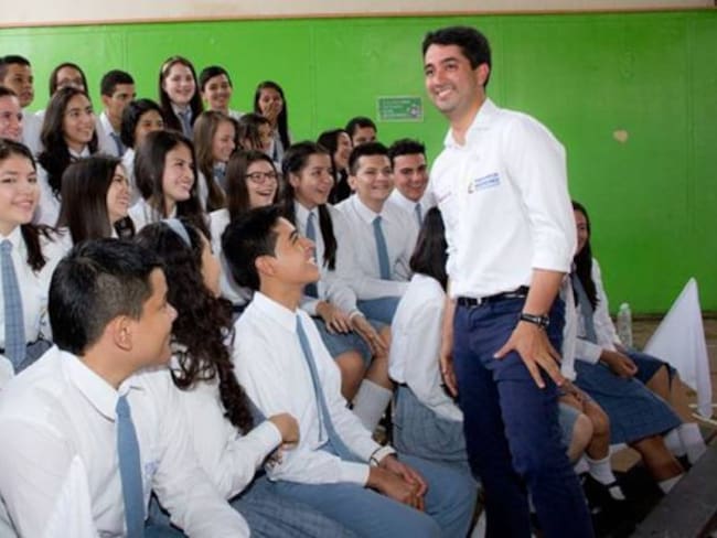 El viceministro de educación, Víctor Saavedra, dialoga con estudiantes del Instuto Técnico Nacional de Comercio
