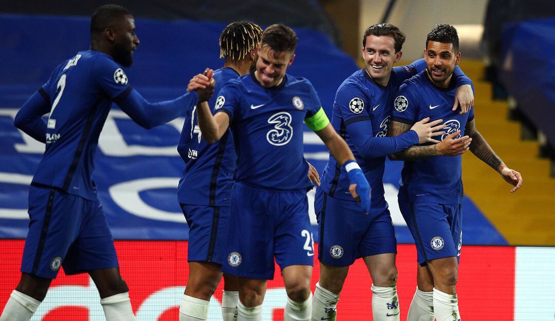 Los jugadores del Chelsea festejan la priemra anotación del duelo ante el Atlético de Madrid.