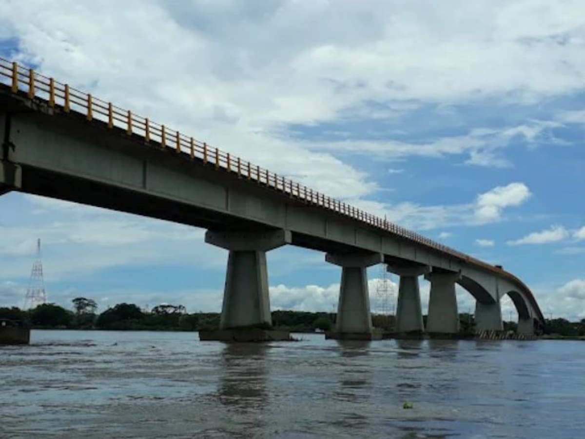 Remolcador choca contra puente Guillermo Gaviria en Barrancabermeja