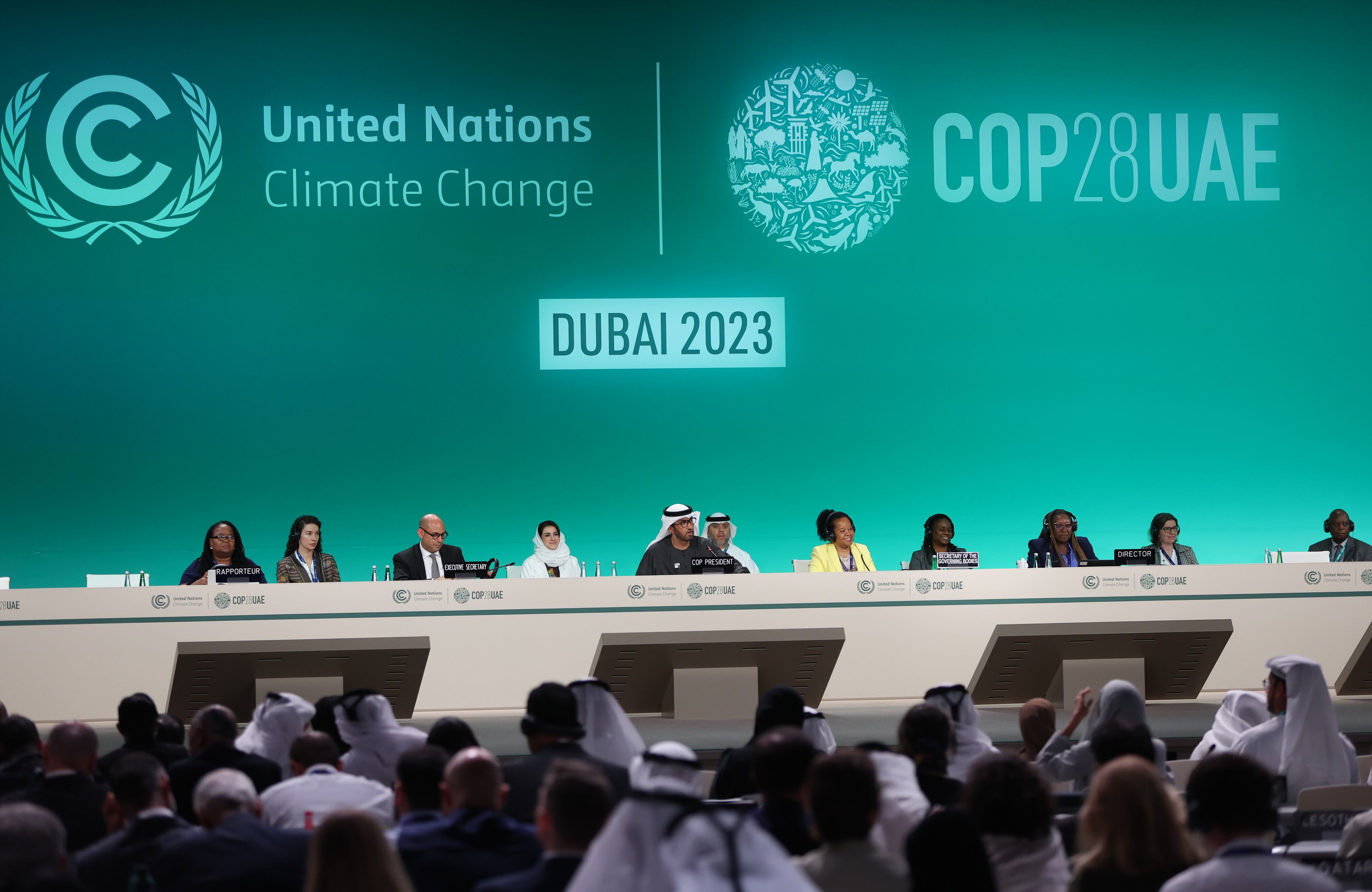 Dubai (United Arab Emirates), 11/12/2023.- President of COP28 and UAE's Minister for Industry and Advanced Technology Dr. Sultan Ahmed Al Jaber (C) attends a session of the 2023 United Nations Climate Change Conference (COP28), in Dubai, United Arab Emirates, 11 December 2023. The 2023 United Nations Climate Change Conference (COP28), runs from 30 November to 12 December, and is expected to host one of the largest number of participants in the annual global climate conference as over 70,000 estimated attendees, including the member states of the UN Framework Convention on Climate Change (UNFCCC), business leaders, young people, climate scientists, Indigenous Peoples and other relevant stakeholders will attend. (Emiratos Árabes Unidos) EFE/EPA/ALI HAIDER