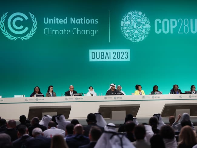 Dubai (United Arab Emirates), 11/12/2023.- President of COP28 and UAE&#039;s Minister for Industry and Advanced Technology Dr. Sultan Ahmed Al Jaber (C) attends a session of the 2023 United Nations Climate Change Conference (COP28), in Dubai, United Arab Emirates, 11 December 2023. The 2023 United Nations Climate Change Conference (COP28), runs from 30 November to 12 December, and is expected to host one of the largest number of participants in the annual global climate conference as over 70,000 estimated attendees, including the member states of the UN Framework Convention on Climate Change (UNFCCC), business leaders, young people, climate scientists, Indigenous Peoples and other relevant stakeholders will attend. (Emiratos Árabes Unidos) EFE/EPA/ALI HAIDER
