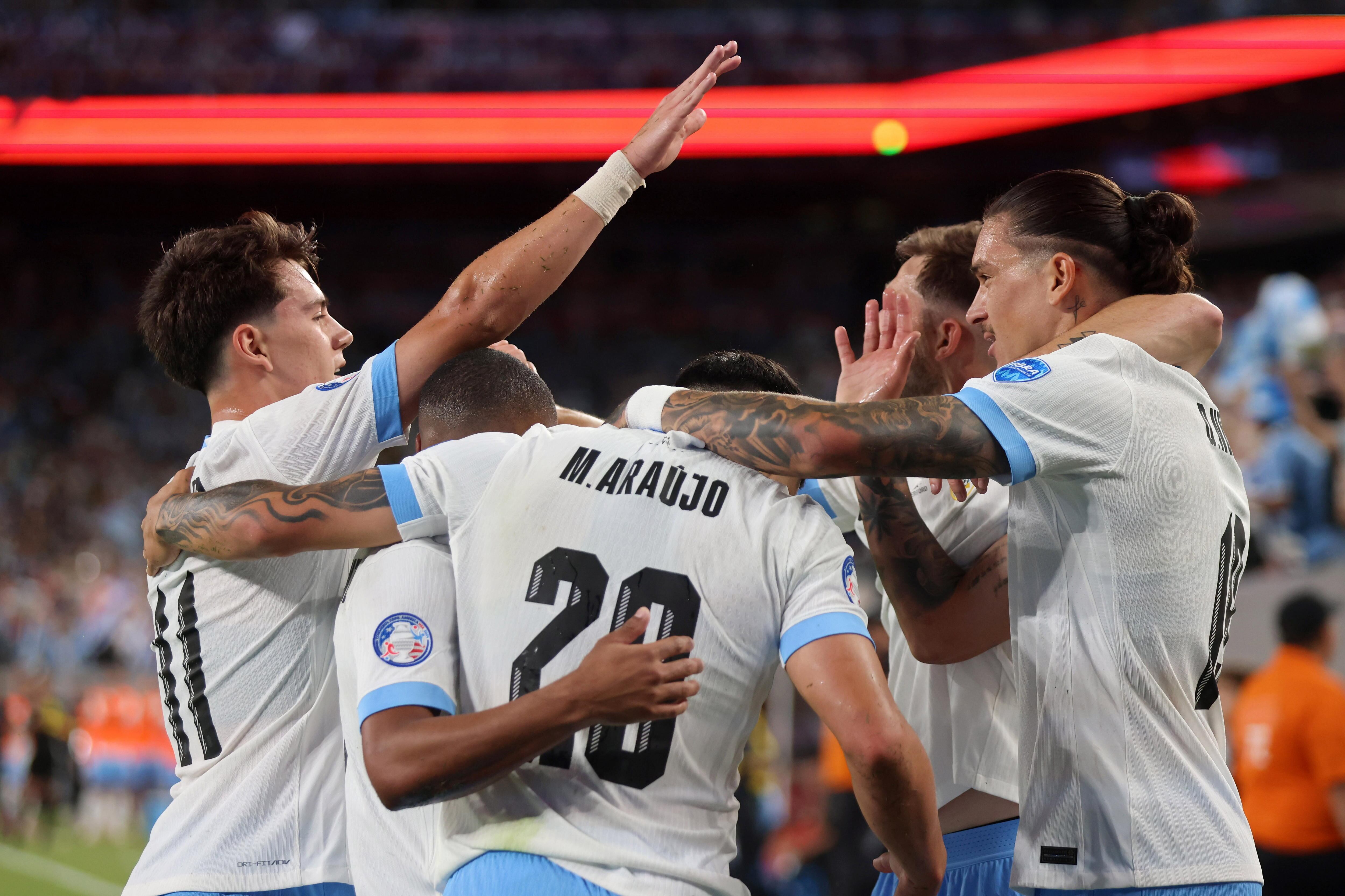 Los jugadores de Uruguay celebran uno de sus cinco goles ante Bolivia. EFE/JUSTIN LANE