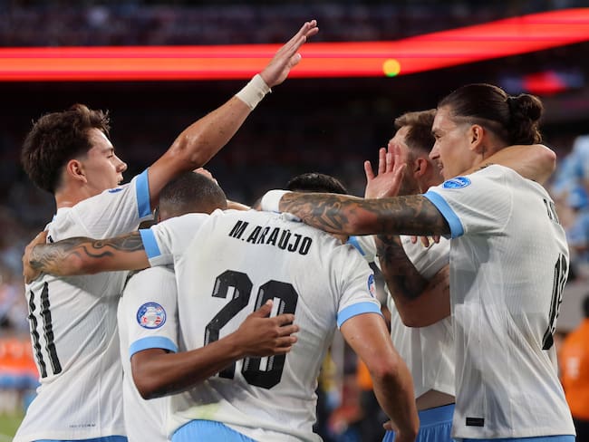 Los jugadores de Uruguay celebran uno de sus cinco goles ante Bolivia. EFE/JUSTIN LANE