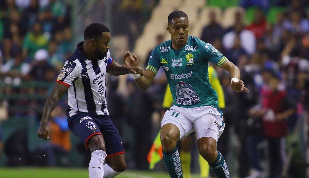 Dorlan Pabón (izq.) junto a Yairo Moreno (der.) en un partido de la Liga BBVA MX