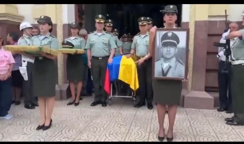 El policía fue despedido con honores militares en Caldas, Antioquia. Foto: Cortesía.
