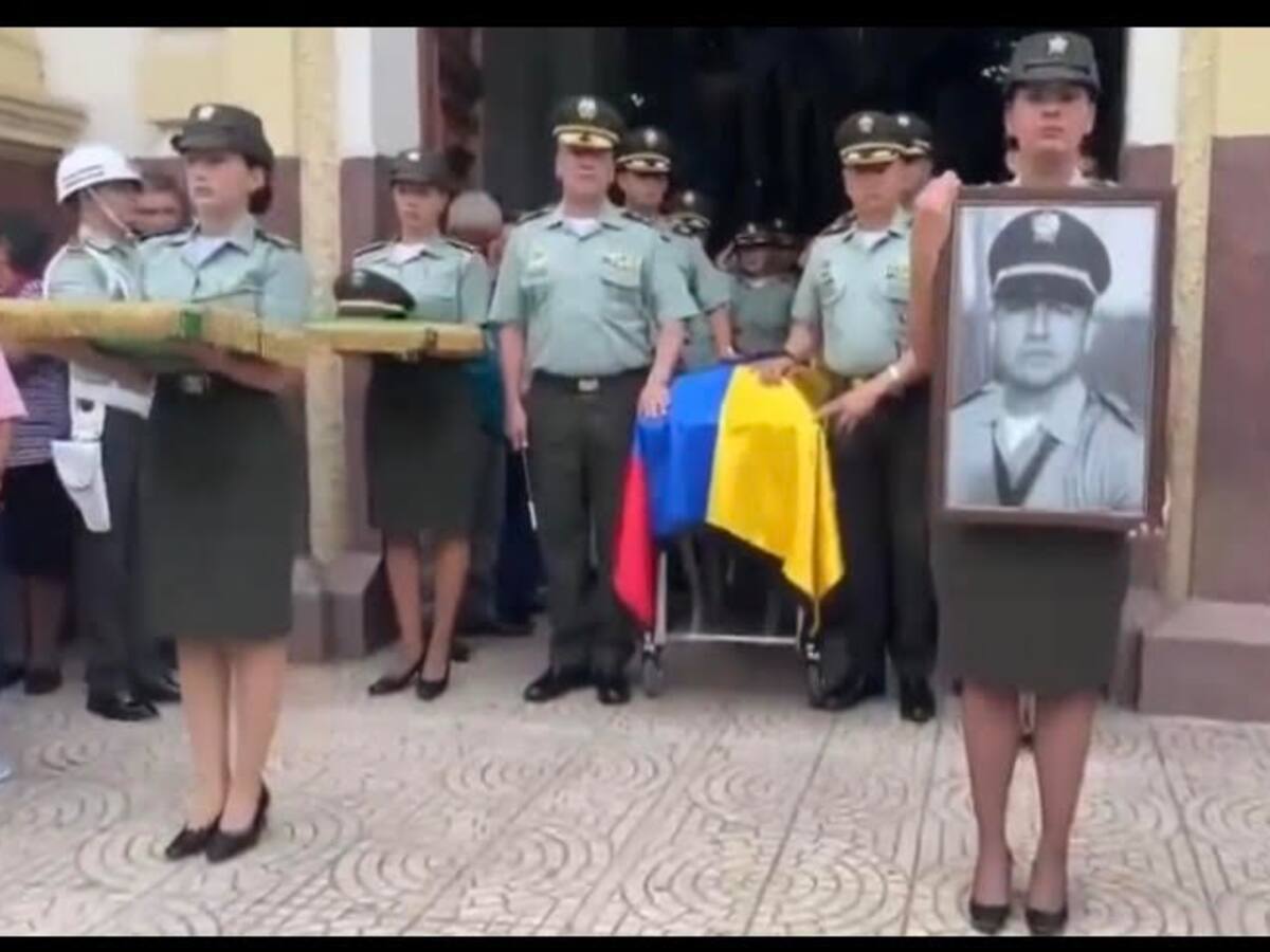 Con honores militares despidieron al policía asesinado en una estación en Medellín