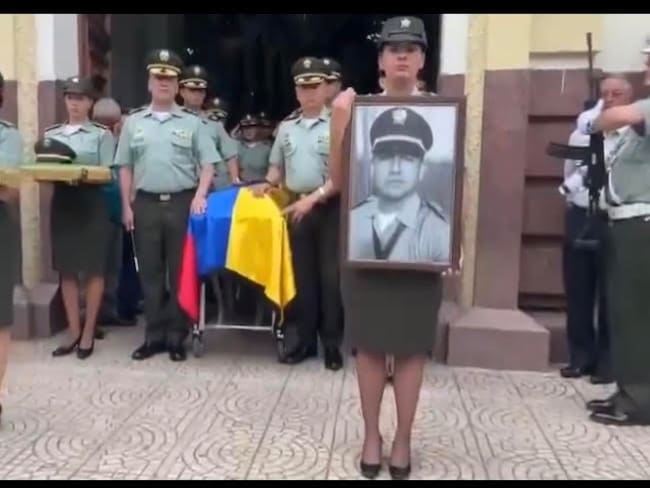 El policía fue despedido con honores militares en Caldas, Antioquia. Foto: Cortesía.
