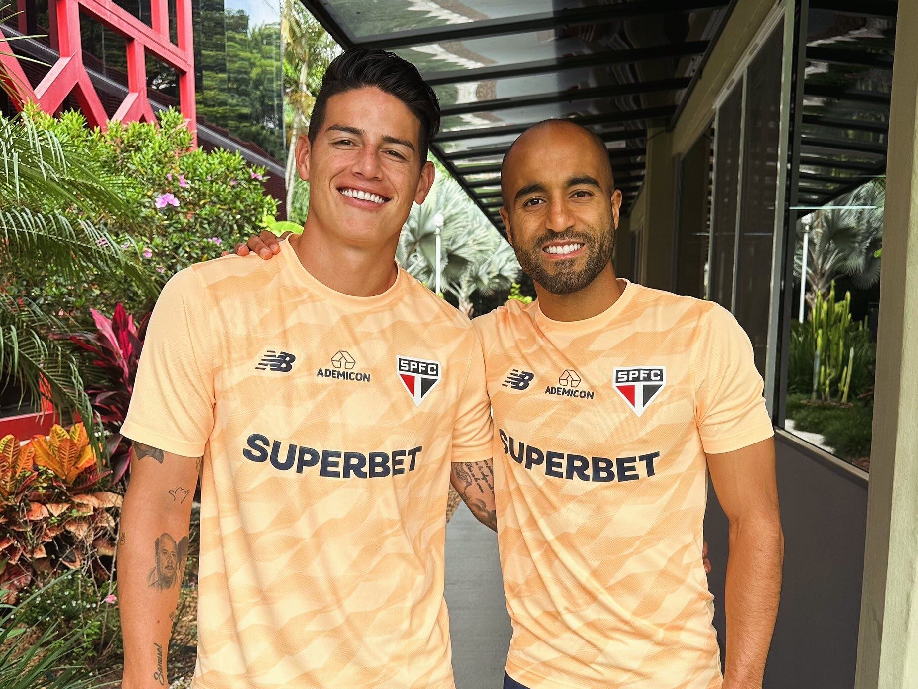 Lucas Moura festeja la permanencia de James Rodríguez con una foto junto al colombiano / Twitter: @LucasMoura7.