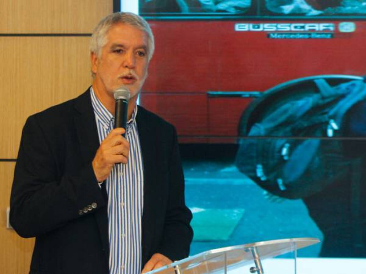 Vamos a decidir si aprobamos sillas para mujeres en Transmilenio: Peñalosa
