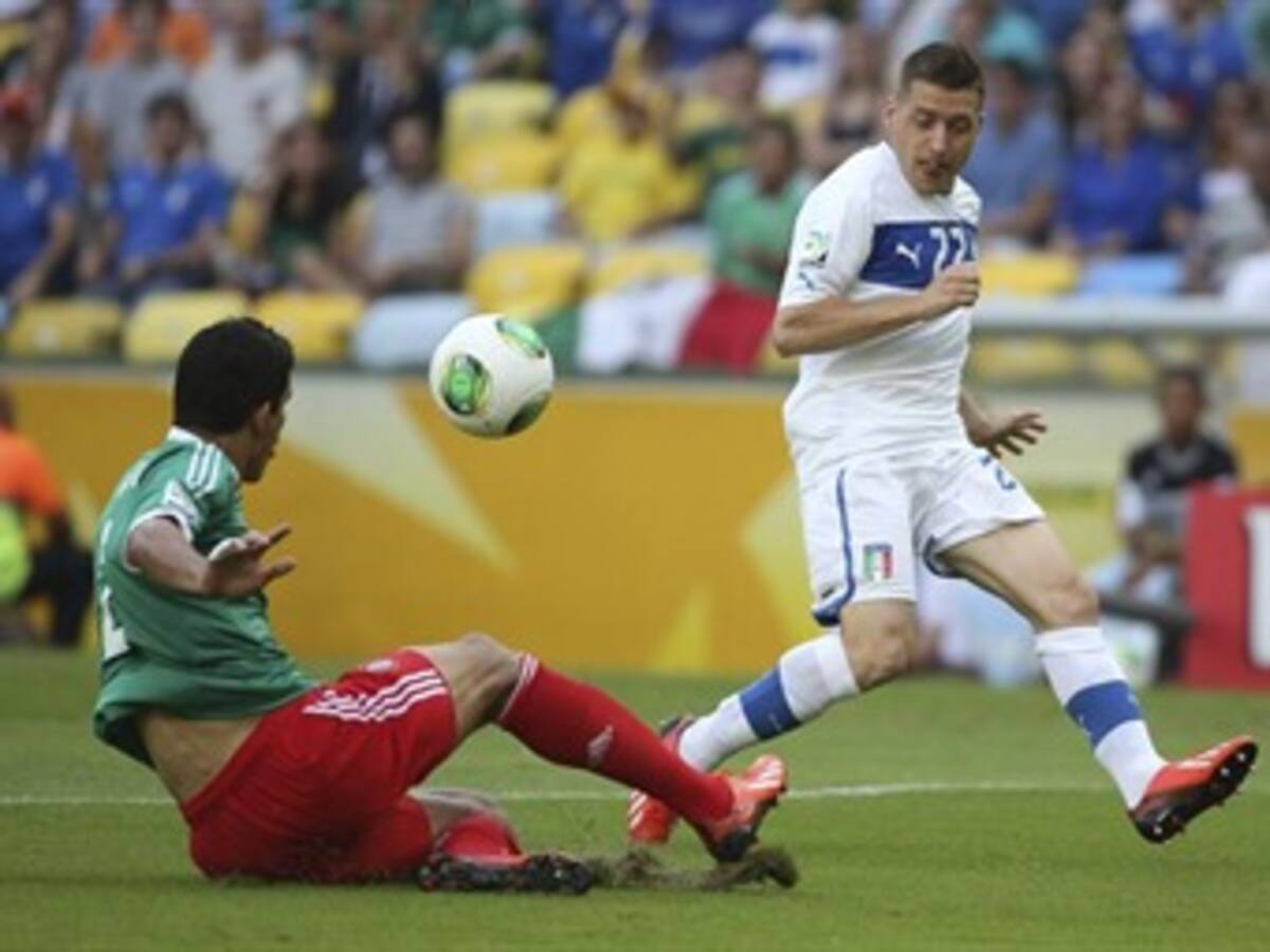 Italia vence 2-1 a un débil México en la Copa Confederaciones