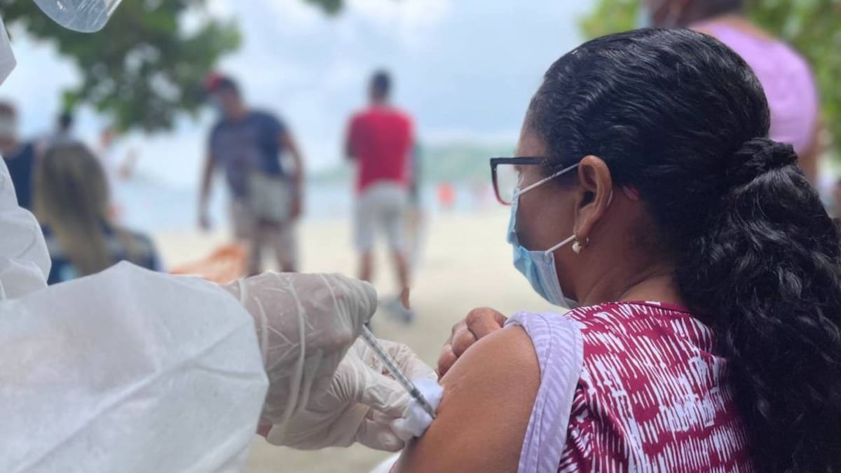 Jornadas masivas de vacunación COVID-19 en Mercado y Centro de Santa Marta
