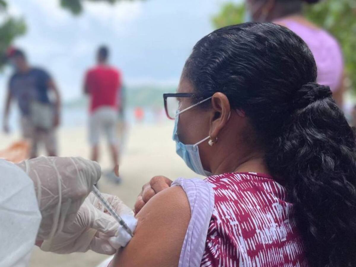 Jornadas masivas de vacunación COVID-19 en Mercado y Centro de Santa Marta