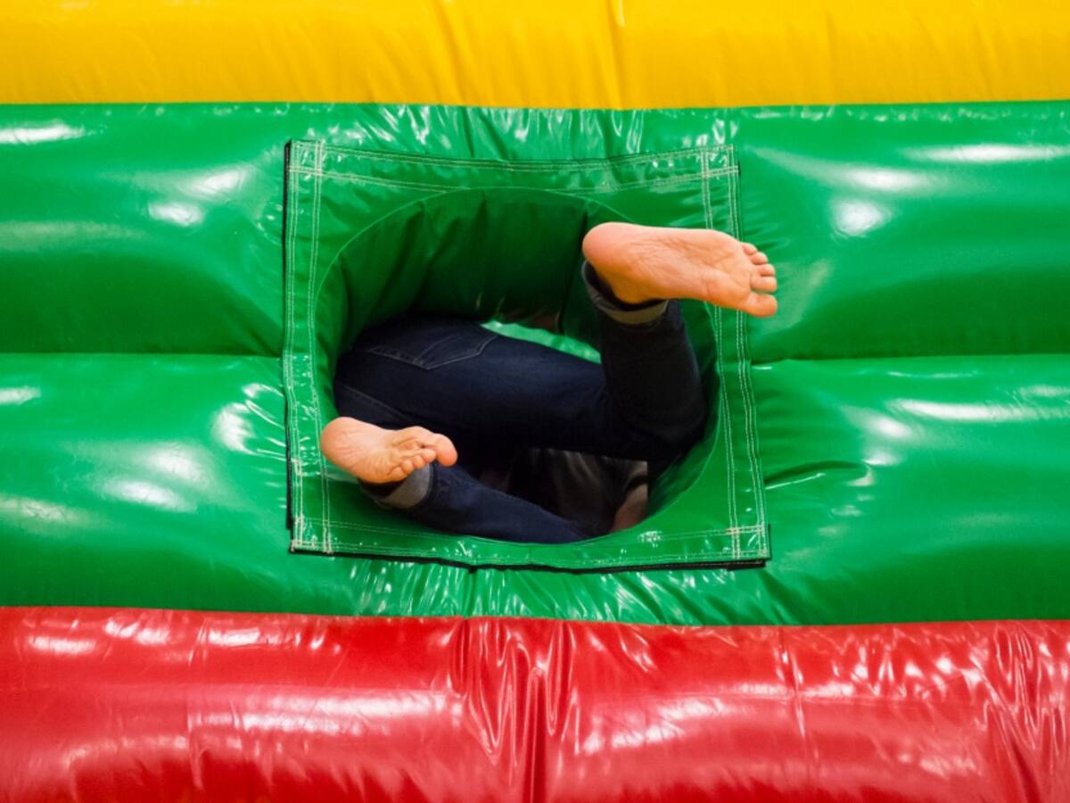 Cuatro niños fallecieron al salir expulsados de un castillo inflable