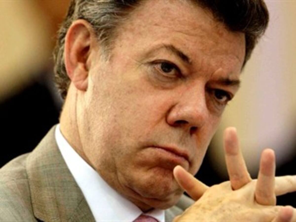 Santos dice que Uribe, con críticas, manipula información para efectos políticos