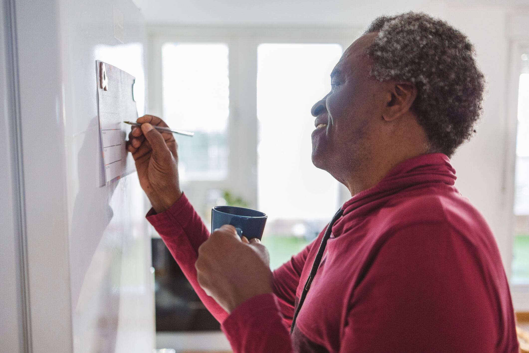 Pensionado viendo calendario, imagen de referencia // Getty Images
