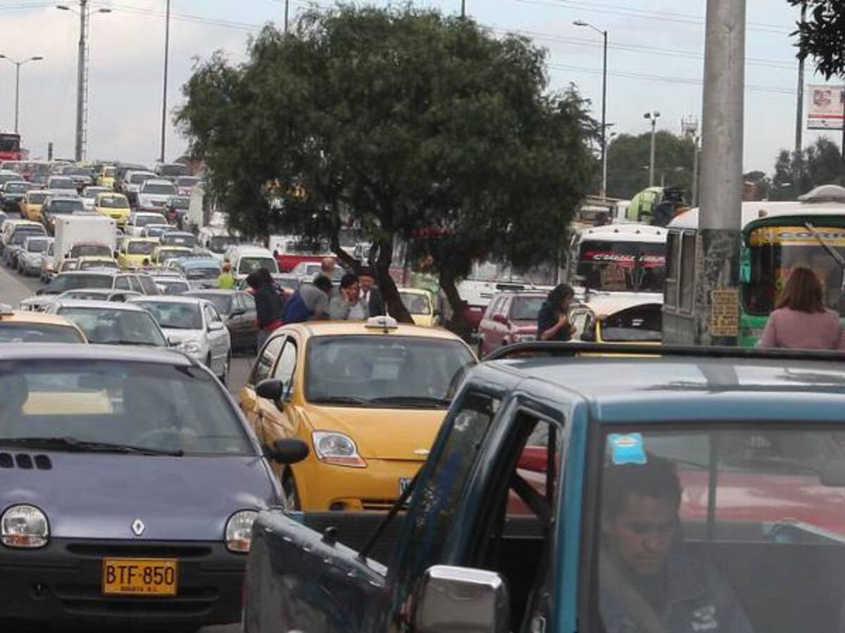 Varados e incremento de vehículos generaron trancones en plan retorno