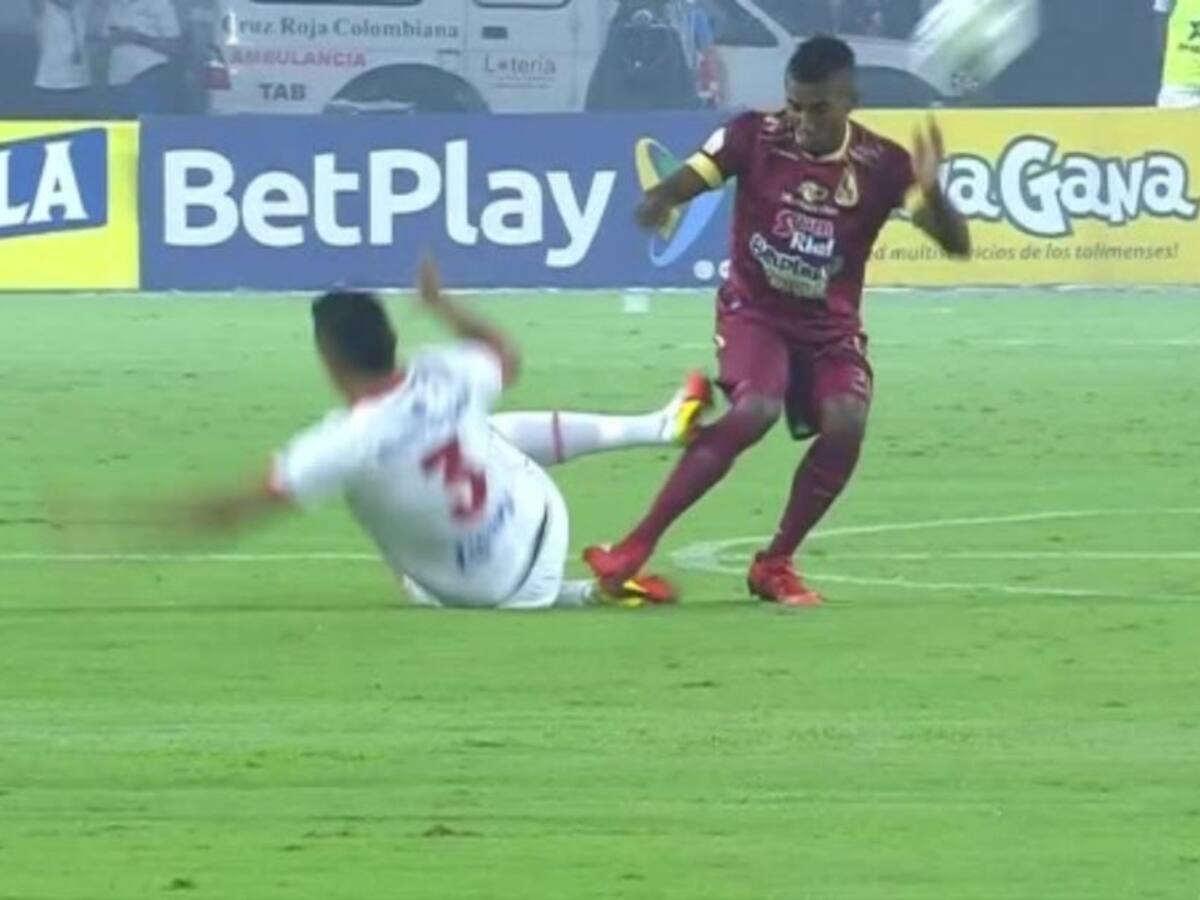 Video: La fuerte falta con la que América se quedó con 10 a los 2 minutos