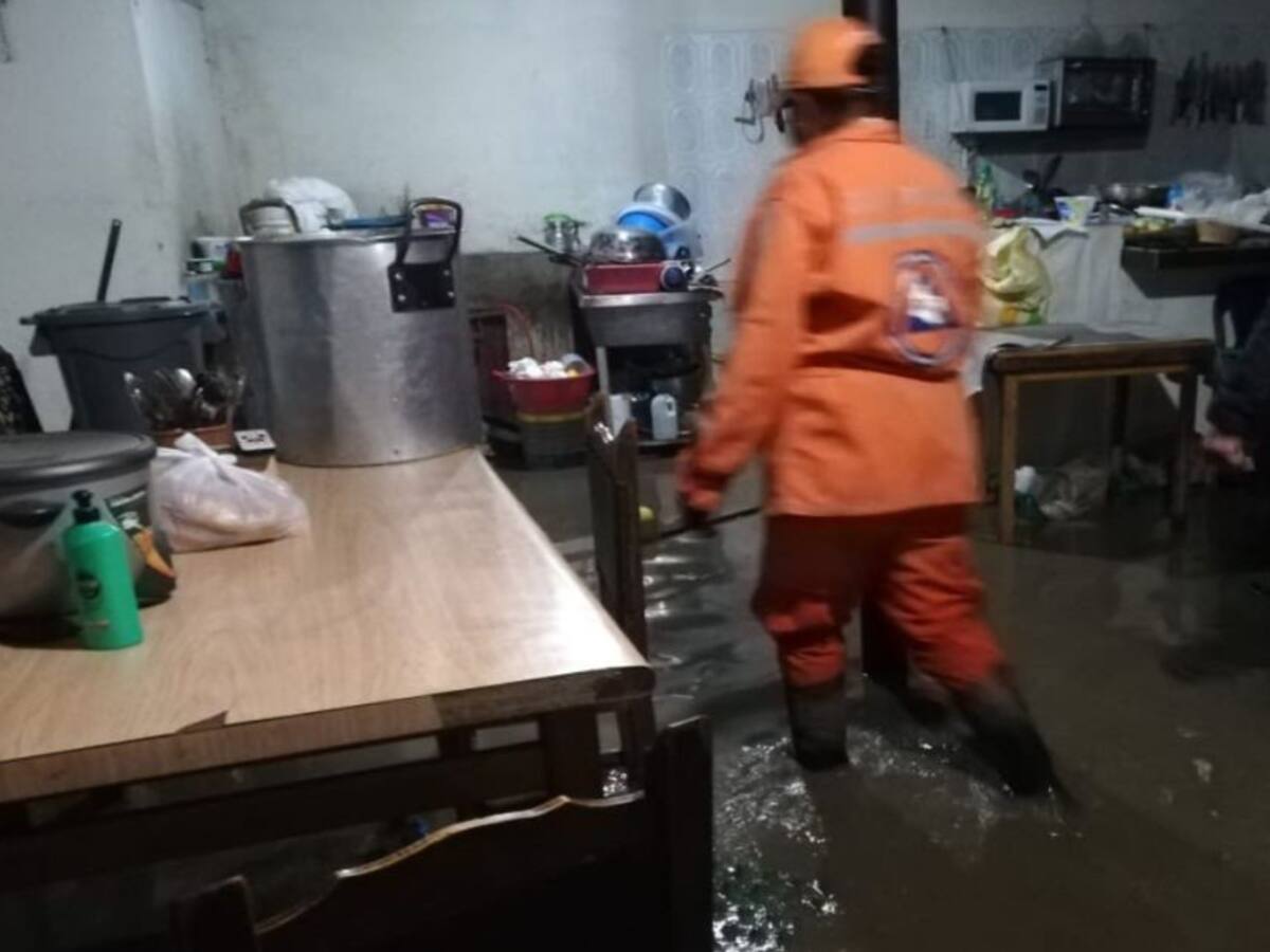 Desbordamiento de quebradas inunda zona rural y urbana de Aquitania