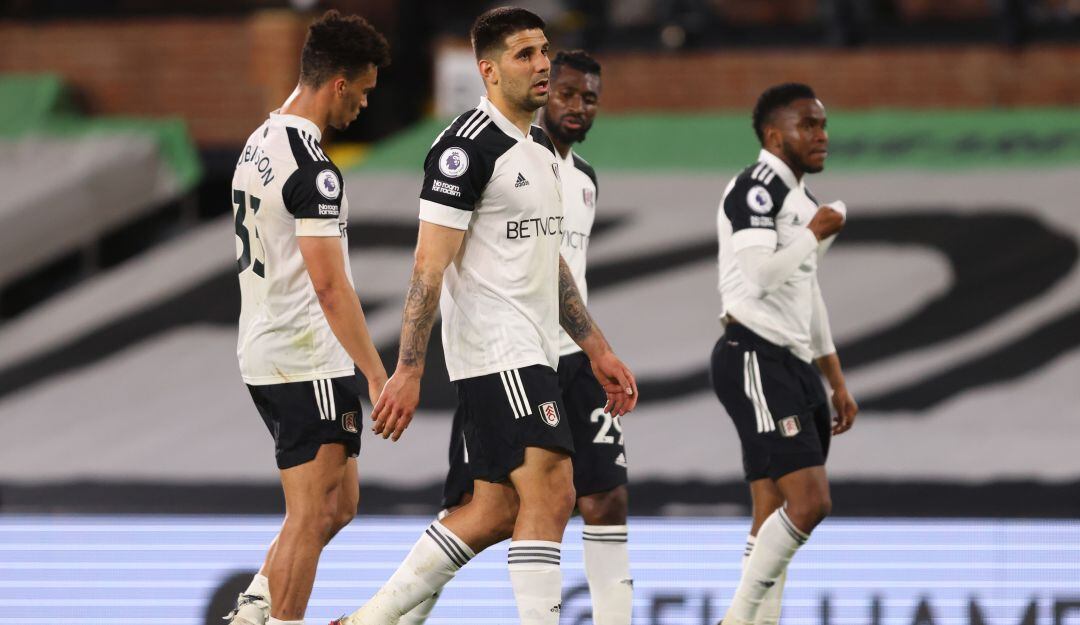 Jugadores del Fulham luego de ratificar su descenso con la derrota 0-2 ante Burnley