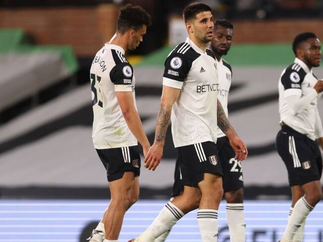 Jugadores del Fulham luego de ratificar su descenso con la derrota 0-2 ante Burnley