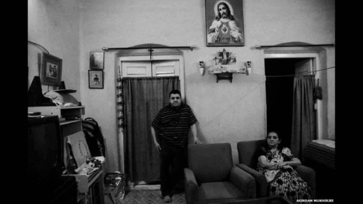 Aprovechando el auge de India en el sector de servicios, muchos jóvenes anglo-indios han salido de los guetos para trasladarse a zonas mixtas y a puestos de trabajo donde el dominio del idioma inglés es una ventaja. En esta imagen, una joven anglo-india baila en la fiesta de Año Nuevo en Calcuta.