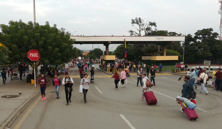 Venezolanos ingresando a Colombia por el puente Simón Bolívar